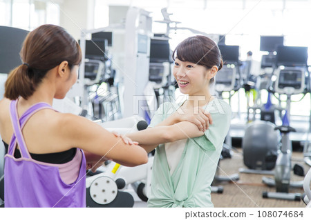 在健身房訓練的年輕女子 108074684