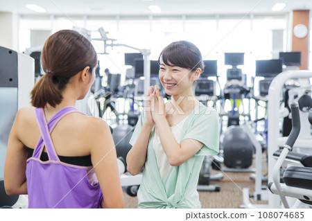 在健身房訓練的年輕女子 108074685