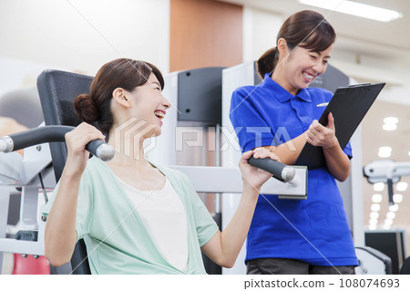 Young woman training in the gym 108074693