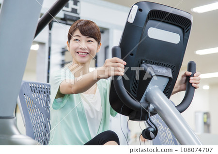 在健身房訓練的年輕女子 108074707