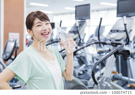 在健身房訓練的年輕女子 108074715