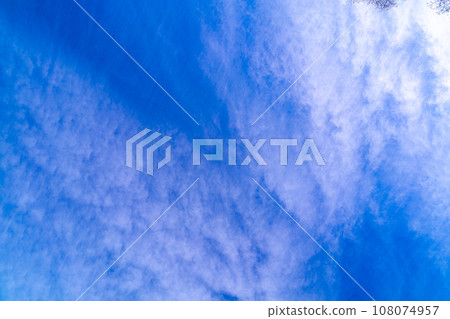 [Sky material] Blue sky and scaly clouds [Nagano Prefecture] 108074957