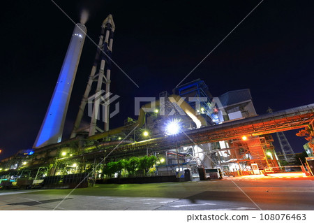 [Ehime Prefecture] Night view of paper factory (Shikokuchuo City) 108076463