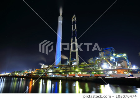 [Ehime Prefecture] Night view of paper factory (Shikokuchuo City) 108076474