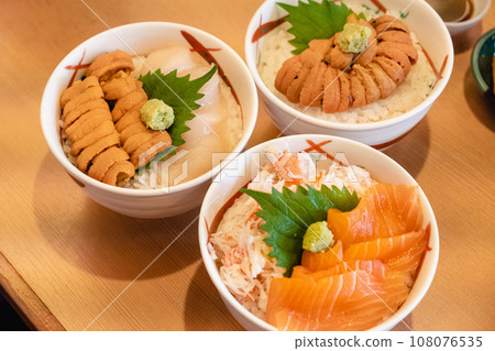 Bowl of rice topped with sashimi  108076535