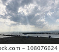 Beach scenery with light shining through the clouds 108076624