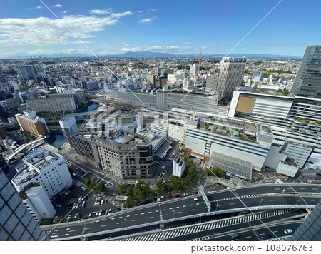 橫濱車站周圍的城市景觀,從摩天大樓觀看 橫濱車站周圍的城市景觀,從摩天大樓觀看 108076763