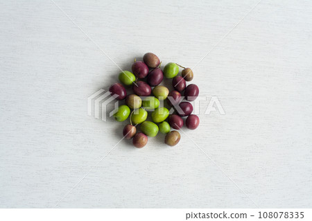 新鮮採摘的生橄欖 新鮮採摘的生橄欖 108078335