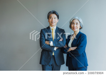 Smiling senior businessman with folded arms 108078984