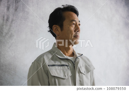 雙臂交叉工作服的男人 雙臂交叉工作服的男人 108079350