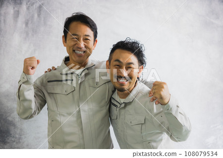 兩個穿著工作服的男人 108079534