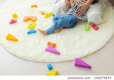 一位母親抱著一個孩子 108079644