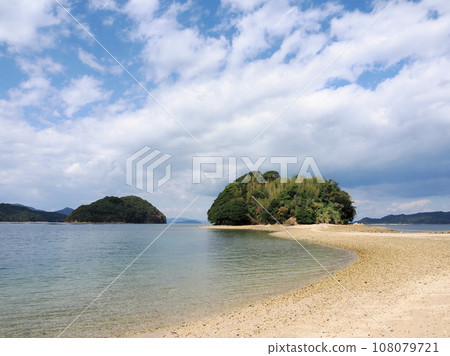 A road appears at low tide and you can walk across Mamiyajima ② (Suooshima Town, Yamaguchi Prefecture) 108079721