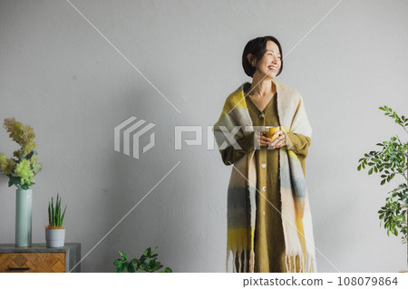 Middle woman in knit 108079864