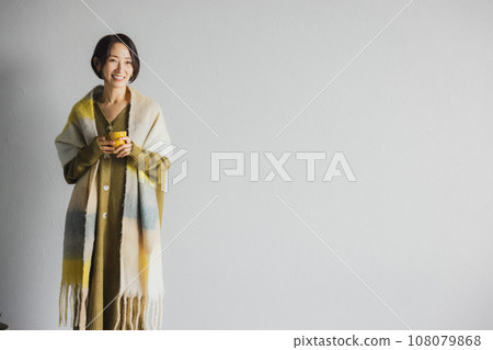 Middle woman in knit 108079868