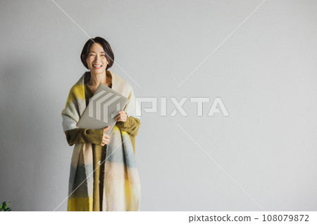 Middle woman in knit 108079872