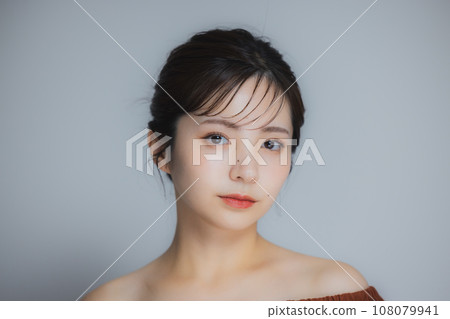 Brown off-shoulder woman 108079941