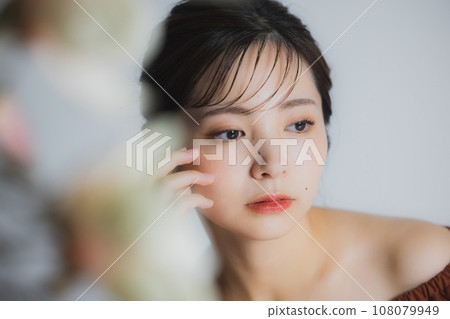 Brown off-shoulder woman 108079949