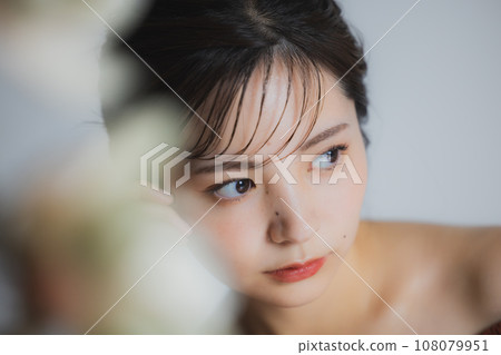 Brown off-shoulder woman 108079951