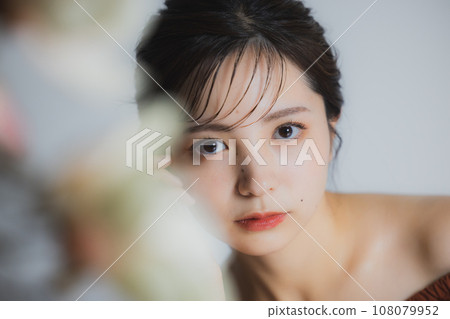 Brown off-shoulder woman 108079952