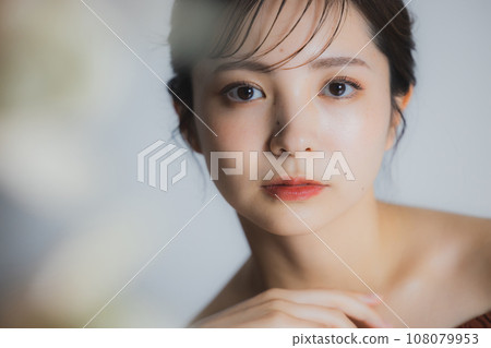 棕色露肩女 棕色露肩女 108079953