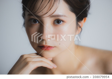 棕色露肩女 棕色露肩女 108079954