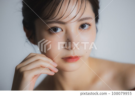 Brown off-shoulder woman 108079955