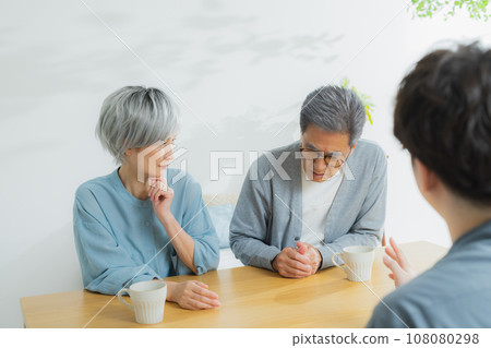 灰髮夫婦和兒子在客廳裡 灰髮夫婦和兒子在客廳裡 108080298