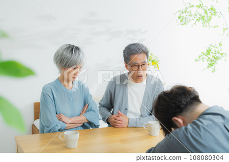 灰髮夫婦和兒子在客廳裡 灰髮夫婦和兒子在客廳裡 108080304