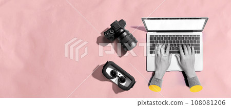 Laptop computer with a SLR camera and VR Laptop computer with a SLR camera and VR 108081206