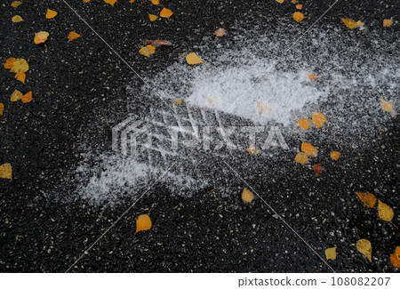 Car trace on the frozen road 108082207