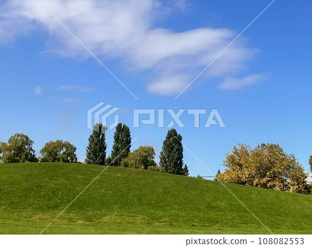 清新的綠色山巒在藍天的襯托下熠熠生輝 108082553