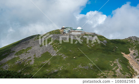 從日本百座名山乘鞍山登山道眺望摩利甚天山展望台。 從日本百座名山乘鞍山登山道眺望摩利甚天山展望台。 108082565