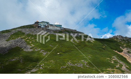 從日本百座名山乘鞍山登山道眺望摩利甚天山展望台。 從日本百座名山乘鞍山登山道眺望摩利甚天山展望台。 108082566