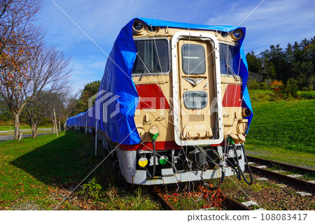 Kiha 82 series diesel train at Crawford Park fenced off in winter 108083417