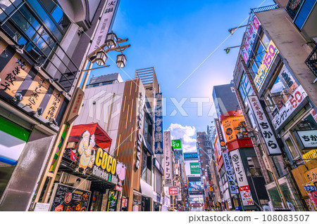 Japan's Tokyo cityscape Post-coronavirus / National average / 6 consecutive weeks of decline ↓...Kabukicho with blue skies...Toward an era of hope = 24th Japan's Tokyo cityscape Post-coronavirus / National average / 6 consecutive weeks of decline ↓...Kabukicho with blue skies...Toward an era of hope = 24th 108083507