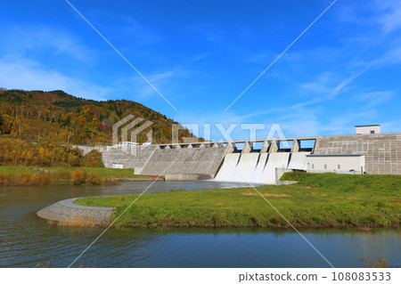 Tobetsu Dam in autumn leaves Tobetsu Dam in autumn leaves 108083533