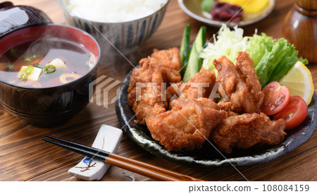Deep-fried chicken Deep-fried chicken set meal Comes with salad, miso soup, and red soup stock Crispy fried chicken Deep-fried chicken Deep-fried chicken set meal Comes with salad, miso soup, and red soup stock Crispy fried chicken 108084159