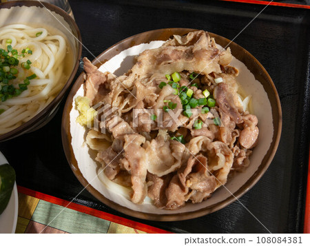 Meat noodles 108084381