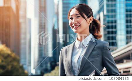 沐浴在早晨陽光下的女商人人工智慧生成的圖像 108084385