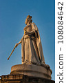 Statue of Queen Victoria, London, UK. 108084642