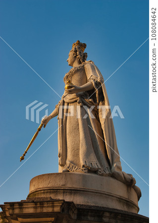 Statue of Queen Victoria, London, UK. Statue of Queen Victoria, London, UK. 108084642