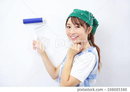 一個女人用 DIY 繪畫的形象 108085380
