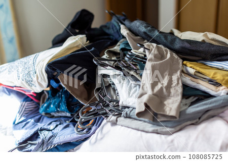 收拾東西、換衣服、收拾東西 收拾東西、換衣服、收拾東西 108085725