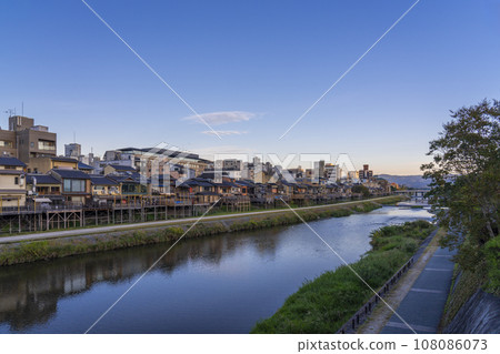 京都的清晨,從四座大橋眺望,鴨川法令由香 京都的清晨,從四座大橋眺望,鴨川法令由香 108086073