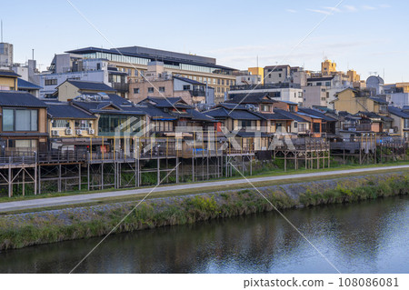 京都的清晨,從四座大橋眺望,鴨川法令由香 京都的清晨,從四座大橋眺望,鴨川法令由香 108086081