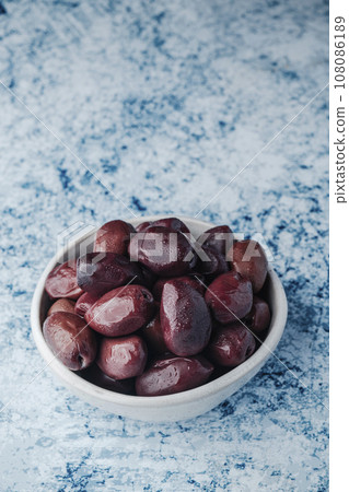 kalamata olives in a small ceramic bowl 108086189
