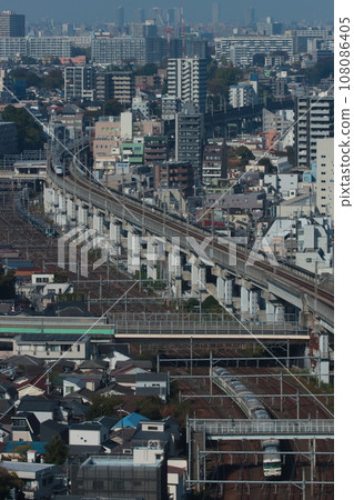 The 185 Series Shinkansen relay that was reprinted and the cityscape of the sub-center_photographed on 11/12/2022 The 185 Series Shinkansen relay that was reprinted and the cityscape of the sub-center_photographed on 11/12/2022 108086405
