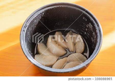 Pear compote made in a rice cooker 108086965