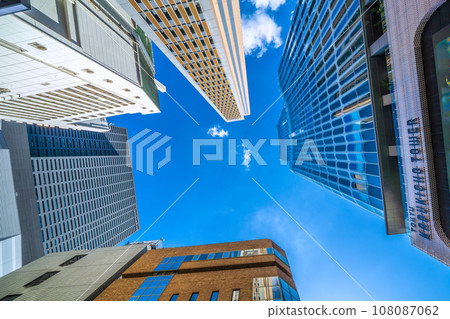 日本東京城市景觀新宿的新標誌東急歌舞伎町塔。邁向充滿希望的時代 108087062